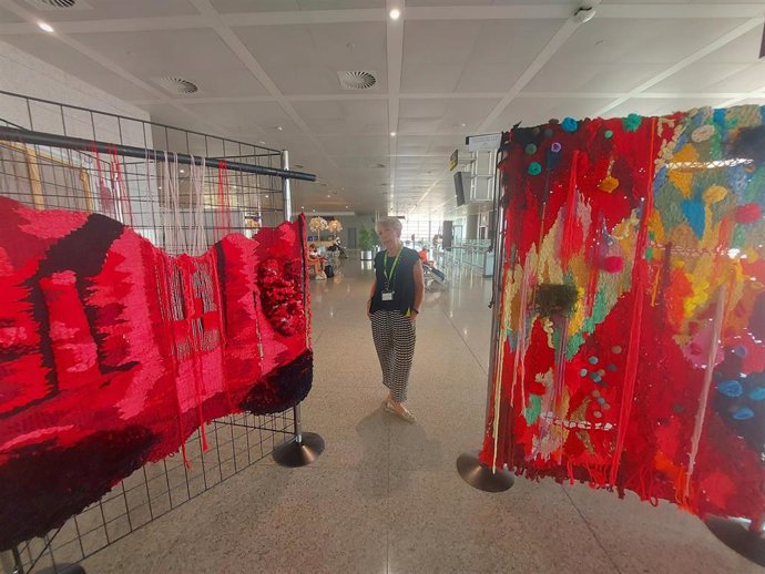 La artista Encarnación Vivanco expone sus 'Misturas, mar y corazón' en el aeropuerto