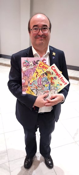 El ministre de Cultura i Esport, Miquel Iceta, amb les revistes