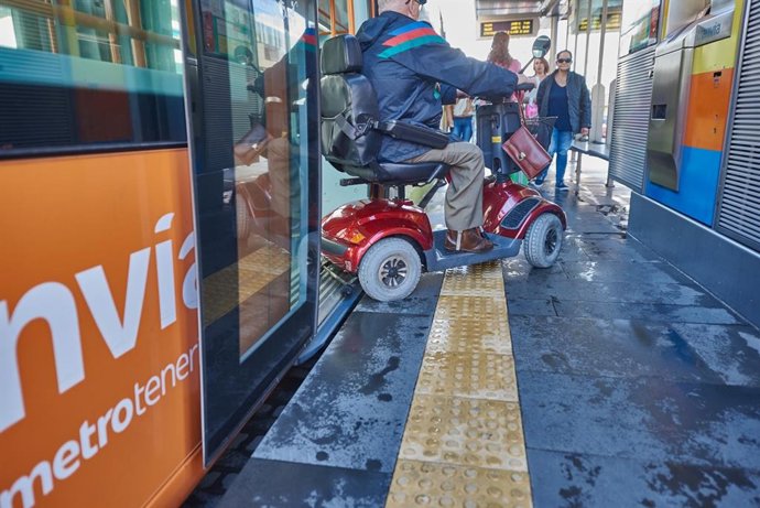 Una persona con discapacidad sale del tranvía de Tenerife