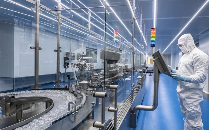 Archivo - Línea de capsulado de viales HIPRA.