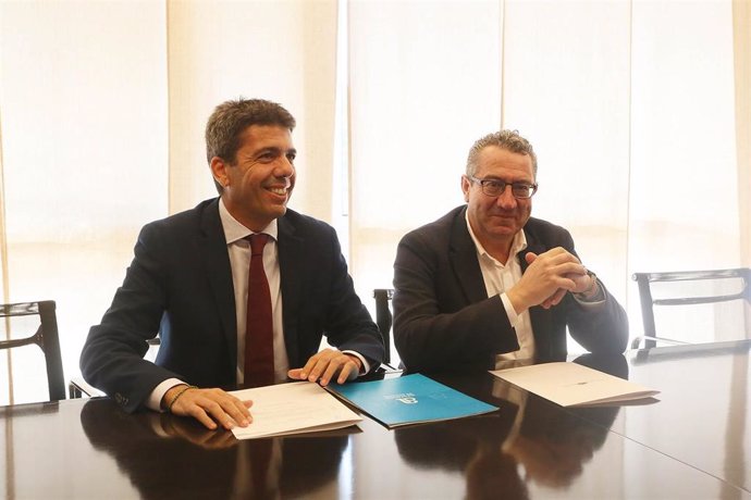 Archivo - Imagen de archivo del expresidente de la Diputación de Alicante y nuevo 'president' de la Generalitat, Carlos Mazón, y el alcalde de Benidorm y futuro presidente de la Diputación, Toni Pérez