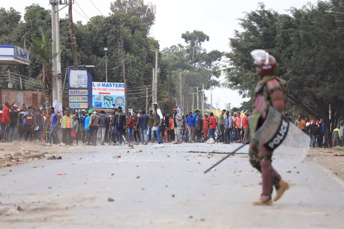 Un agente de la Policía antidisturbios de Kenia durante una protesta en la capital, Nairobi, contra el aumento de los impuestos al combustible y el incremento del coste de vida