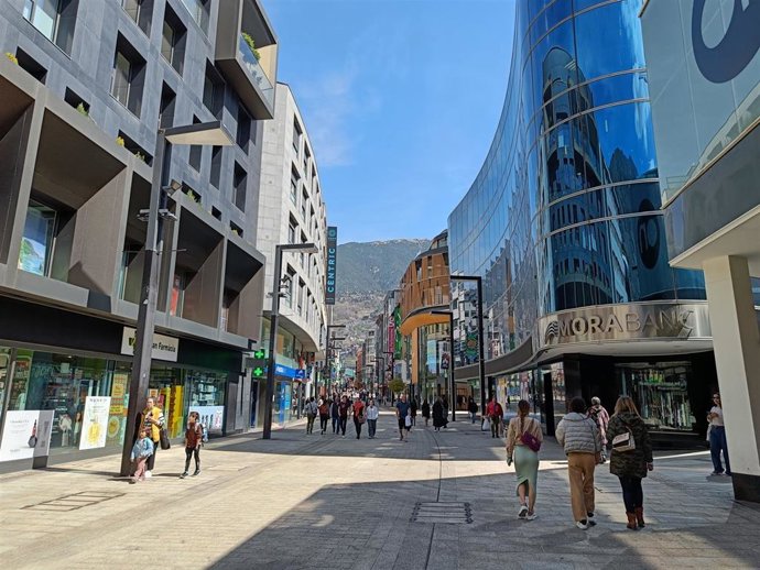 Archivo - Imagen de peatones en la avenida Meritxell de Andorra la Vella.