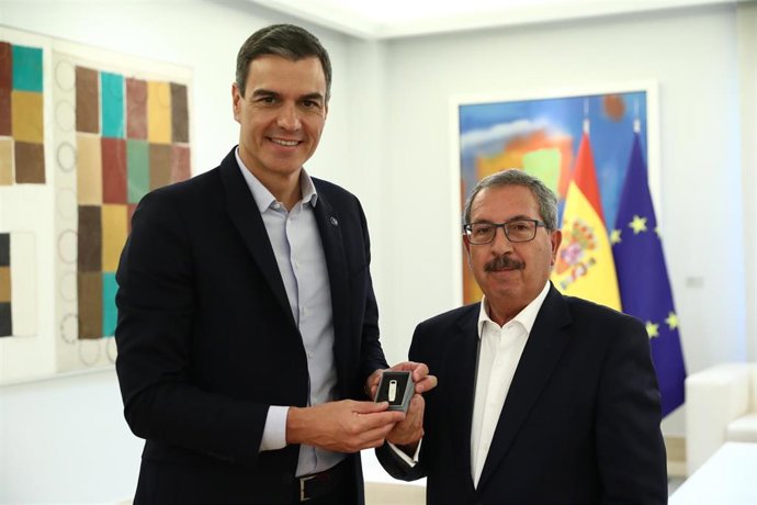 El presidente del Gobierno, Pedro Sánchez, junto al presidente del CGPJ y Tribunal Supremo, Rafael Mozo, en una reunión en La Moncloa en la que le ha entregado las memorias de ambos órganos correspondientes al año 2021.