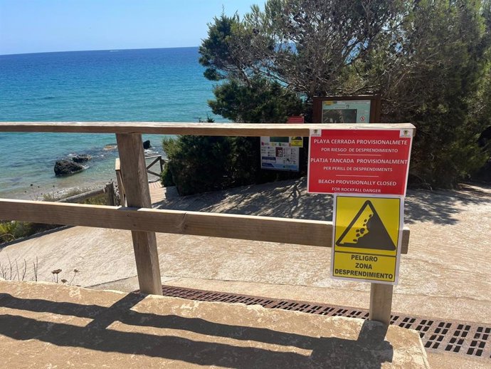 Cierran provisionalmente la playa de s'Aigua Blanca, en Ibiza, ante el riesgo de desprendimientos