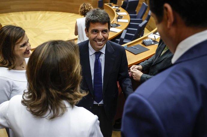 El presidente de la Generalitat, Carlos Mazón (c), conversa durante el pleno de investidura (archivo)