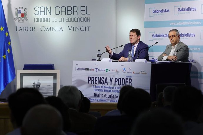 Mañueco (i), durante su intervención en los cursos.