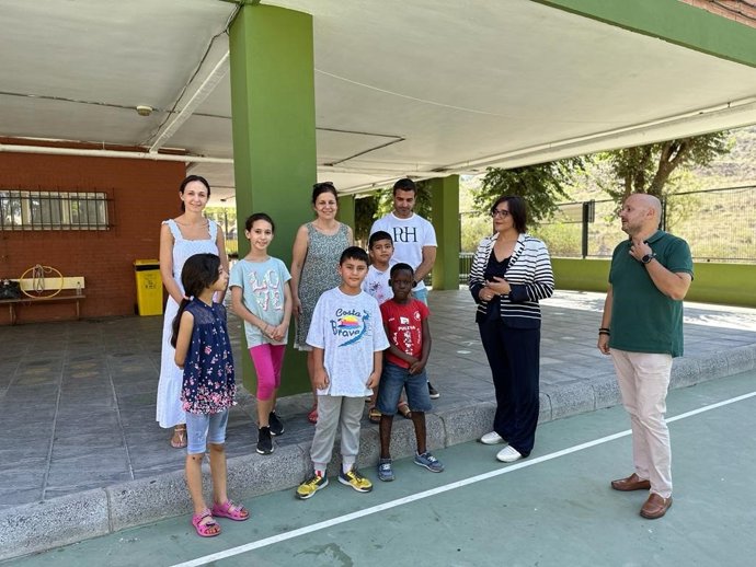 La delegada de Desarrollo Educativo y Formación Profesional, María José Martín, en una visita al CEIP Miguel Hernández.