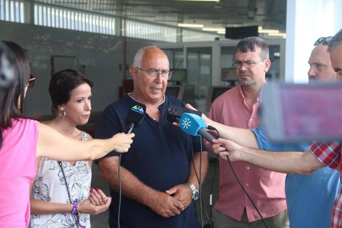 La coordinadora de Podemos Andalucía y número uno de Sumar por la provincia de Granada, Martina Velarde, ha visitado este viernes la Lonja de Motril.