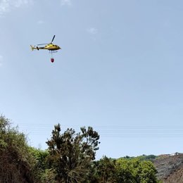 Un helicóptero opera en las labores de extinción del conato de incendio de Los Realejos