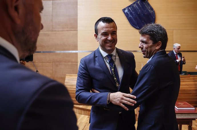 El nuevo presidente de la Diputación de Valencia, Vicent Mompó (i) y el nuevo presidente de la Generalitat Valenciana, Carlos Mazón (d), durante el pleno de constitución de la corporación