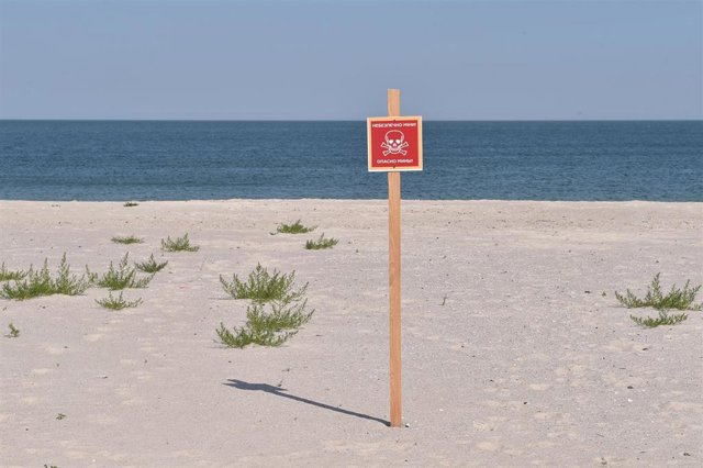 Archivo - Cartel alertando de la presencia de minas en las costas de Odesa, en el suroeste de Ucrania