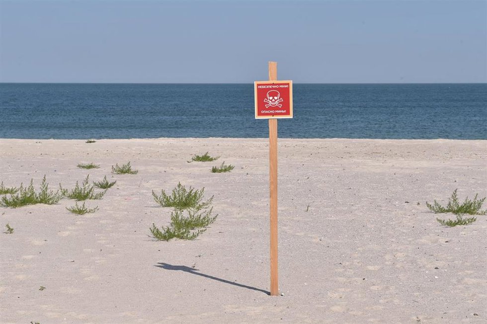 Archivo - Cartel alertando de la presencia de minas en las costas de Odesa, en el suroeste de Ucrania