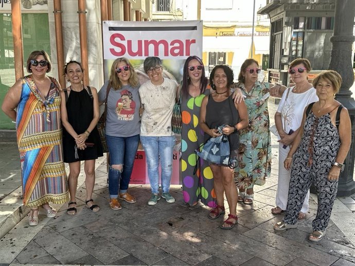 La candidata al Senado por Sumar en la provincia de Huelva, Pilar Blanco, en su encuentro con representantes de colectivos feministas.