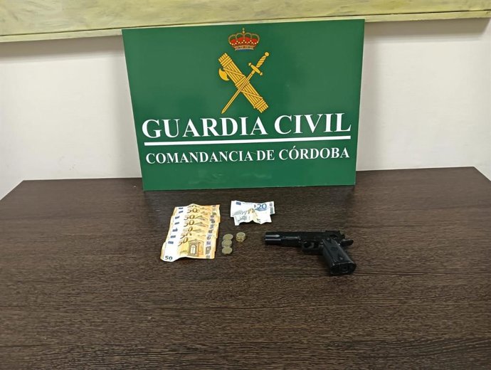 Dinero y arma intervenida.