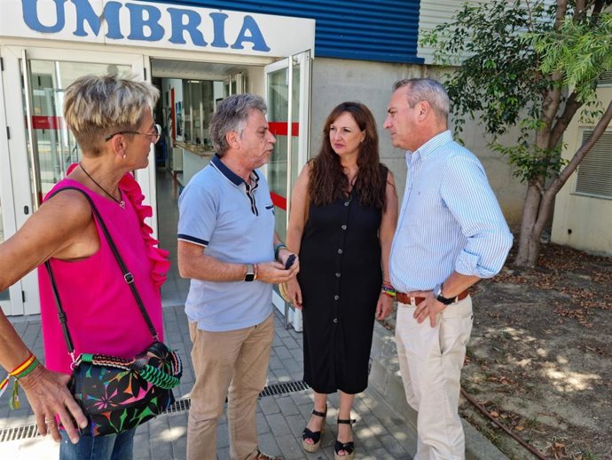 El candidato de Vox al Congreso por Huelva, Tomás Fernández, en Punta Umbría.