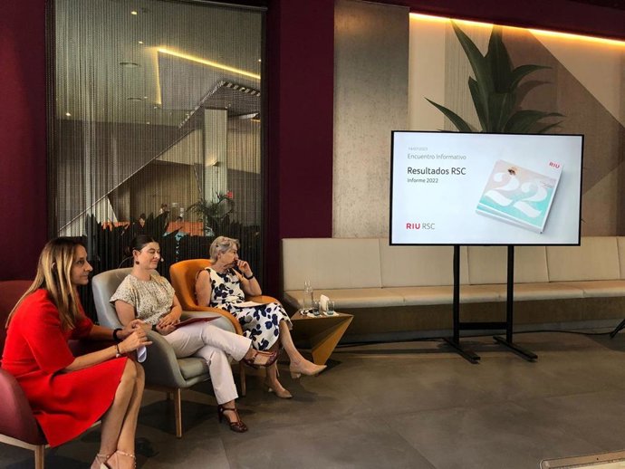 La CEO de RIU Hotels & Resorts,  Carmen Riu, la directora de Responsabilidad social Coorporativa (RSC),  Catalina Alemany, y la  responsable de Sostenibilidad, Lola Trian.