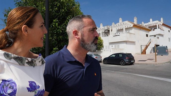 La cabeza de lista de Vox al Congreso por Málaga, Patricia Rueda, cabeza de lista al Congreso por Málaga, acompañada por Antonio Luna, número tres de la misma lista