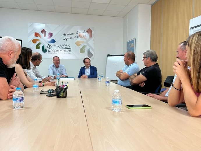 El candidato número uno de Vox por Córdoba al Congreso de los Diputados, José Ramírez del Río, en una de las reuniones en Fuente Palmera.