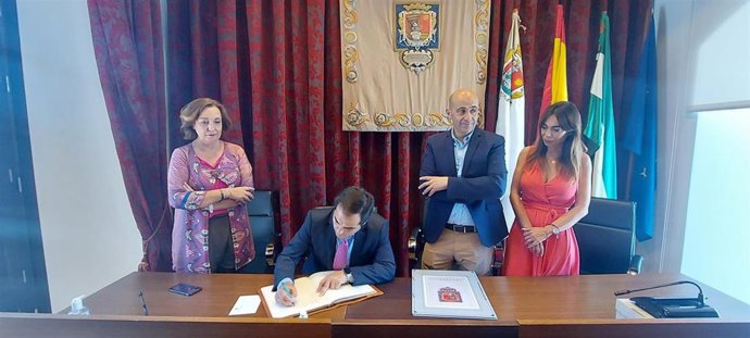 El consejero de Justicia, José Antonio Nieto, durante su visita a Archidona.