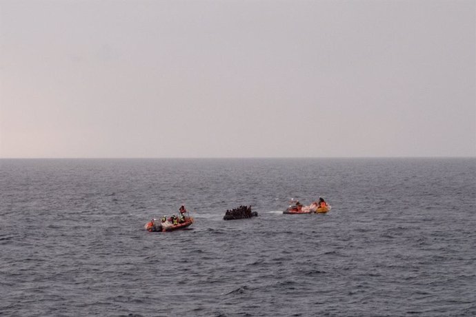 Archivo - Equipos de la ONG SOS Méditerranée durante una operación de rescate en el mar Mediterráneo (archivo)