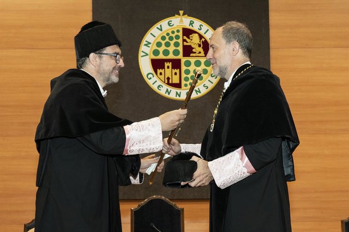 Archivo - ?Nicolás Ruiz Recoge El Bastón De Mando De Manos De Juan Gómez,  Su Antecesor En El Cargo