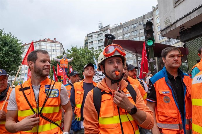 Trabajadores de ambulancias durante una manifestación, en la praza Roxa hasta San Caetano, a 12 de julio de 2023, en Santiago de Compostela, A Coruña, Galicia (España). Cientos de trabajadores de las ambulancias de Galicia protestan para demandar un con
