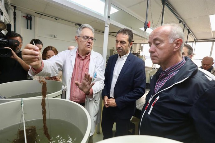 El conselleiro do Mar, Alfonso Villares,  visita  las instalaciones del Centro de Investigacións Mariñas (CIMA) de Corón, en Vilanova de Arousa (Pontevedra)