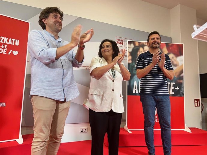 El secretario general del PSE-EE, Eneko Andueza, la cabeza de lista por Gipuzkoa, Rafaela Romero, y el alcalde de Lasarte-Oria, Agustín Valdivia