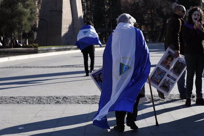 Archivo - Mujer con la bandera de Nicaragua