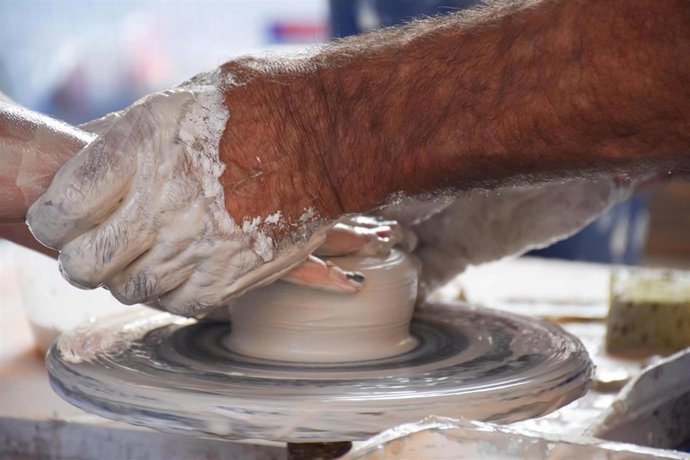 Archivo - Los profesionales de la artesanía vuelven a las calles en la Festa de la Cerámica de Manises