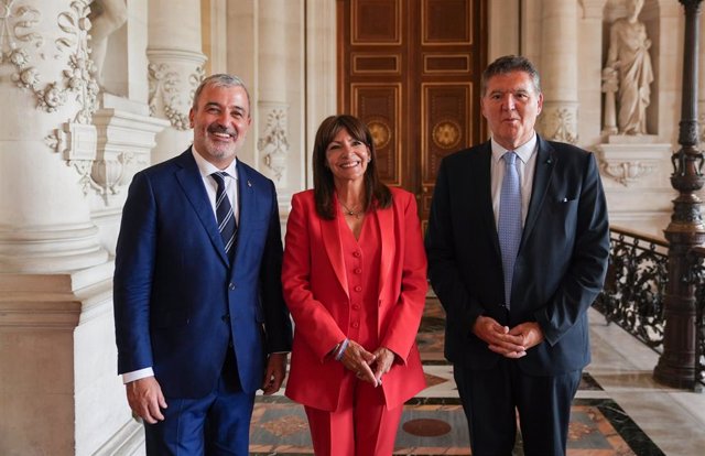 L'alcalde de Barcelona, Jaume Collboni; l'alcaldessa de París, Anne Hidalgo, i el comissionat de Relacions Internacionals i Promoció de Ciutat, Pau Solanilla, en la seva trobada a París.