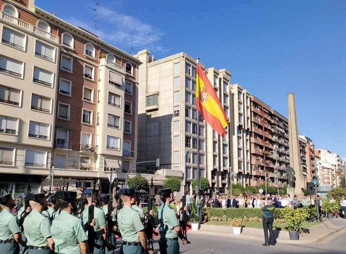 Izado de la bandera nacional en el Monumento del Labrador en Logroño