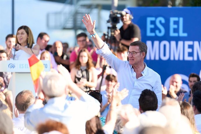 El presidente del PP, Alberto Núñez Feijóo, y la presidenta del PP de cantabria, María José Sáenz de Buruaga, en un mitin en los Jardines de Pereda de Santander.