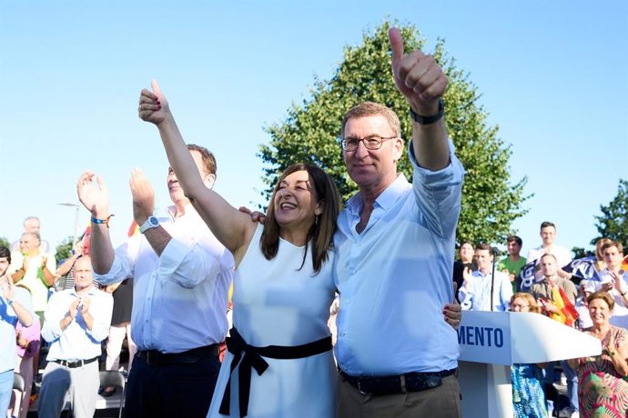 El presidente del PP y candidato a la Presidencia, Alberto Núñez Feijóo, y la presidenta de Cantabria, María José Sáenz de Buruaga, en el acto electoral en los Jardines de Pereda