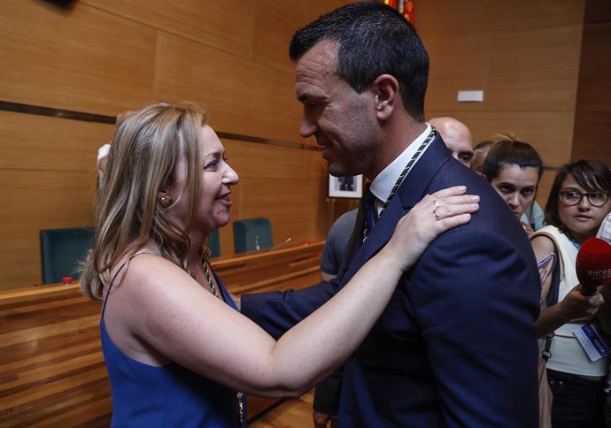 La diputada por Ens Uneix Natlia Enguix, saluda al nuevo presidente de la Diputación de Valencia, Vicent Mompó, 