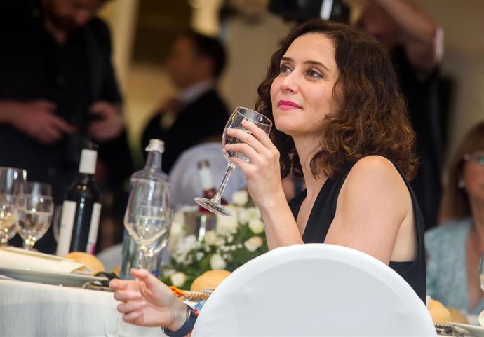 La presidenta de la Comunidad de Madrid y del PP de Madrid, Isabel Díaz Ayuso, durante una visita al municipio de Aranda de Duero, a 9 de julio de 2023, en Aranda de Duero, Burgos, Castilla y León (España).