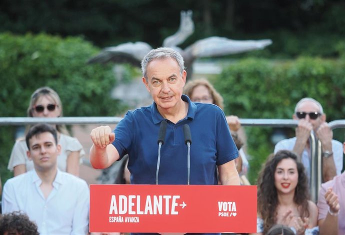 El expresidente del Gobierno, José Luiz Rodríguez Zapatero, participa en un acto de campaña junto a candidatos socialistas por la provincia,  en la Pérgola del Campo Grande, a 14 de julio de 2023, en Valladolid, Castilla y León (España).