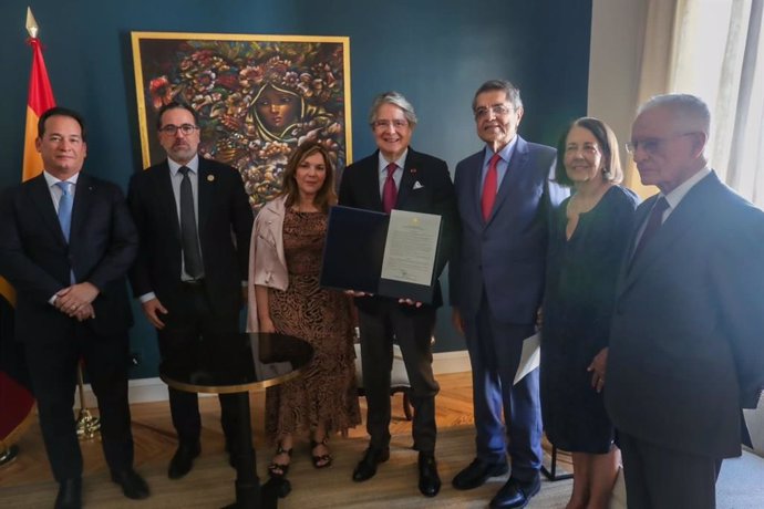 El presidente de Ecuador, Guillermo Lasso, entregando la nacionalidad de su país al escritor Sergio Ramírez