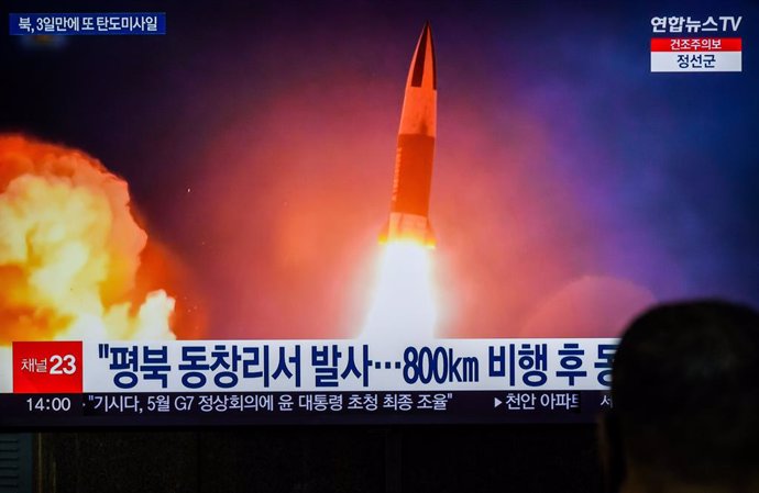 Archivo - March 19, 2023, Seoul, South Korea: A TV screen shows file footage of North Korea's missile launch during a news program at the Yongsan Railway Station in Seoul. North Korea fired a short-range ballistic missile (SRBM) towards the East Sea on 