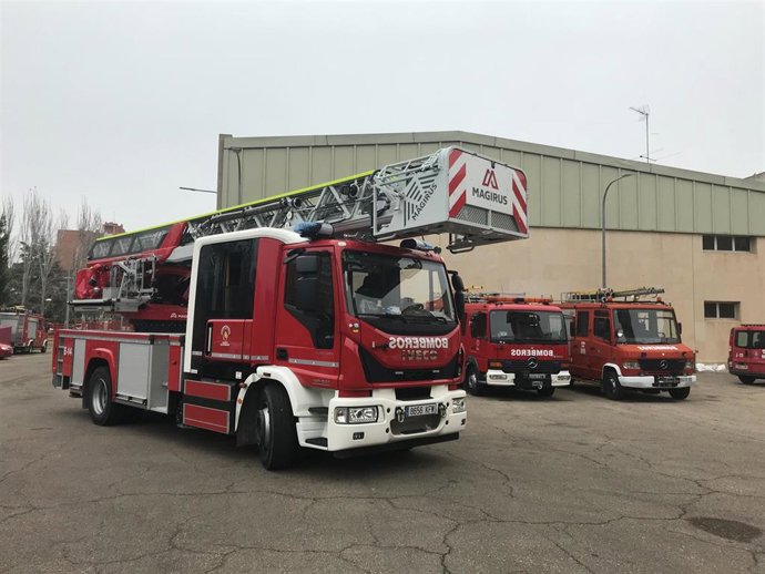 Archivo - Coche autoescala de bomberos.