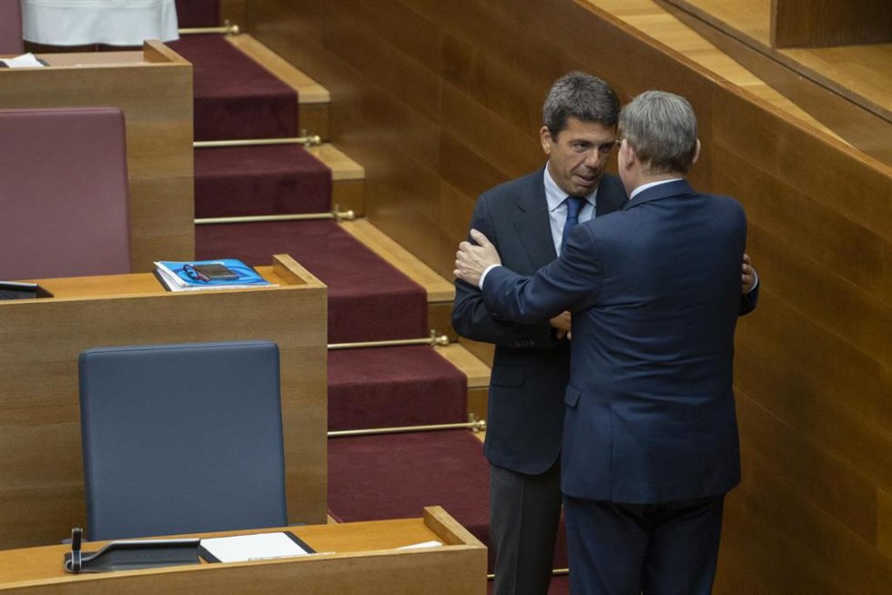 Carlos Mazón (i), y Ximo Puig (d) conversan tras el pleno de investidura en las Corts Valencianes