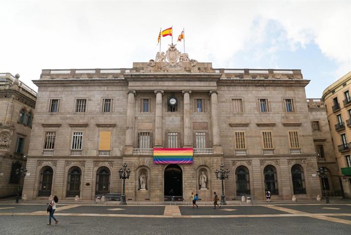 El Ayuntamiento de Barcelona cuelga la bandera LGTBI en su fachada con motivo del Pride! BCN