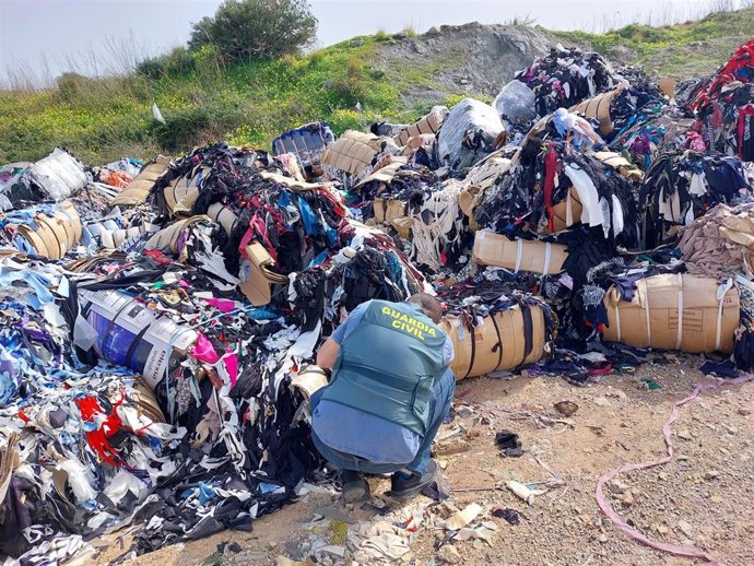 Vertido de 1.700 toneladas de residuos textiles en el Cortijo Real de Algeciras