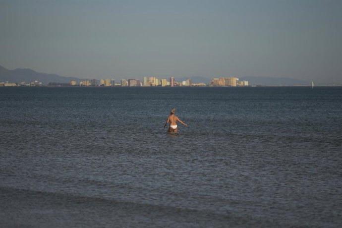 Archivo - Una mujer se baña en una playa