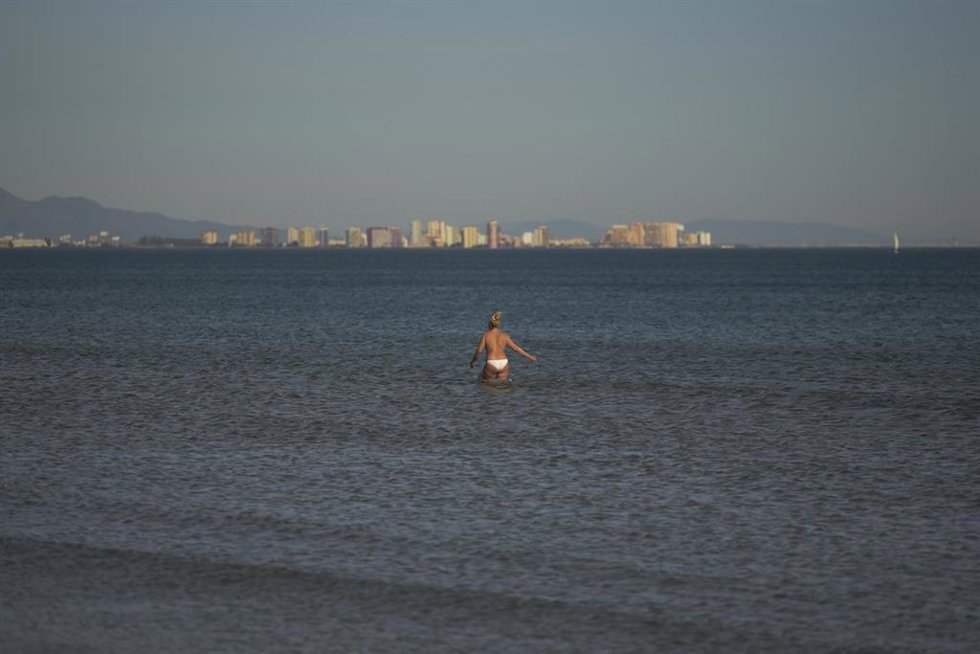 Archivo - Una mujer se baña en una playa