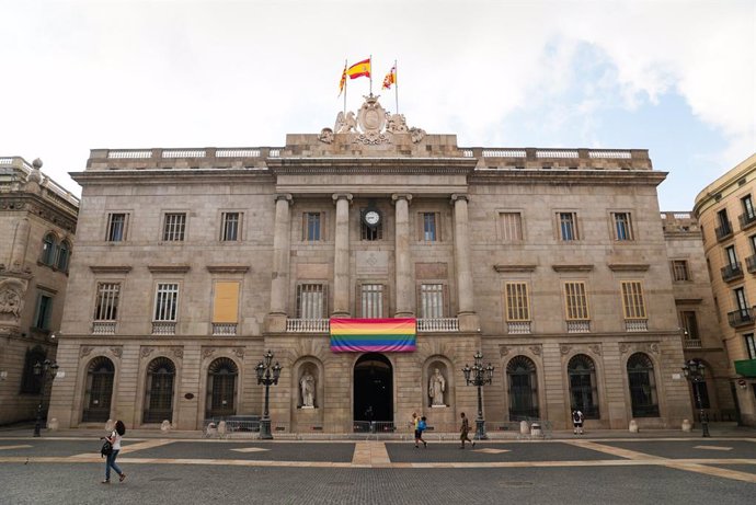 L'Ajuntament de Barcelona penja la bandera LGTBI a la façana amb motiu del Pride! BCN