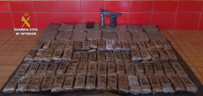 Detenidas dos personas por apropiarse de un fardo de hachís que apareció en la playa de Moncofa (Castellón)