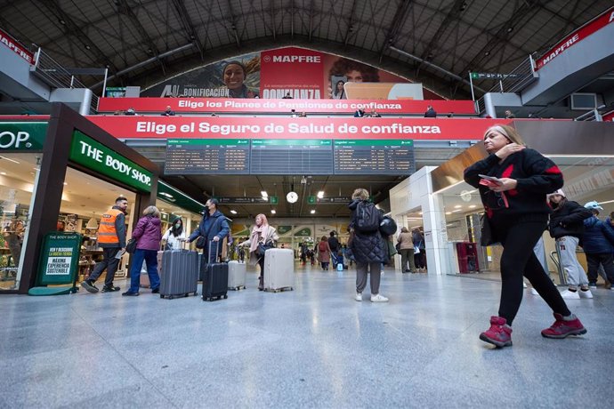 Archivo - Varias personas en la estación Puerta de Atocha-Almudena Grandes