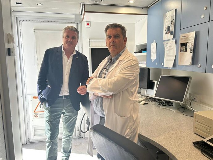 El delegado territorial de Salud y Consumo, Juan de la Cruz Belmonte en la unidad móvil de resonancia magnética